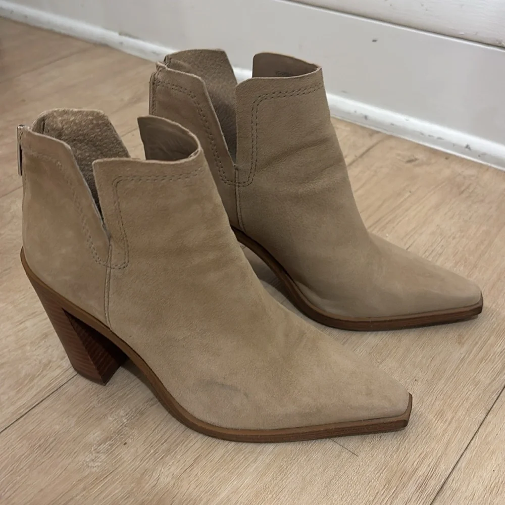 Vince Camuto Welland suede ankle boot size 7.5